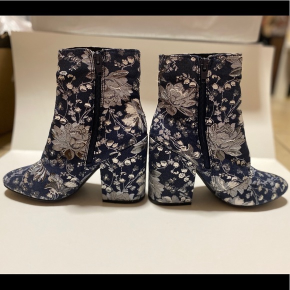 Blue and white floral booties with 3.5 inch heel - Picture 4 of 8